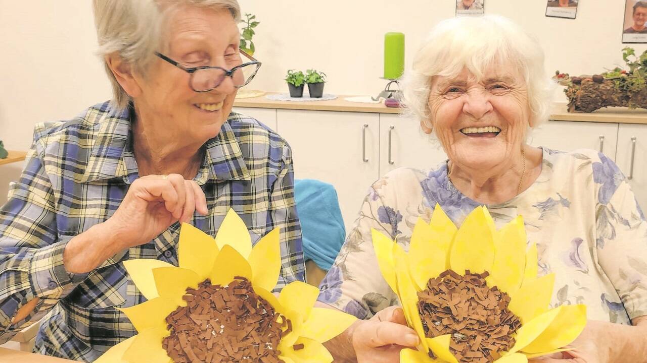Margaretha Wasmayr und Elisabeth Gaderer genießen das abwechslungsreiche Programm im Tageszentrum Neumarkt. Margaretha Wasmayr und Elisabeth Gaderer genießen das abwechslungsreiche Programm im Tageszentrum Neumarkt.