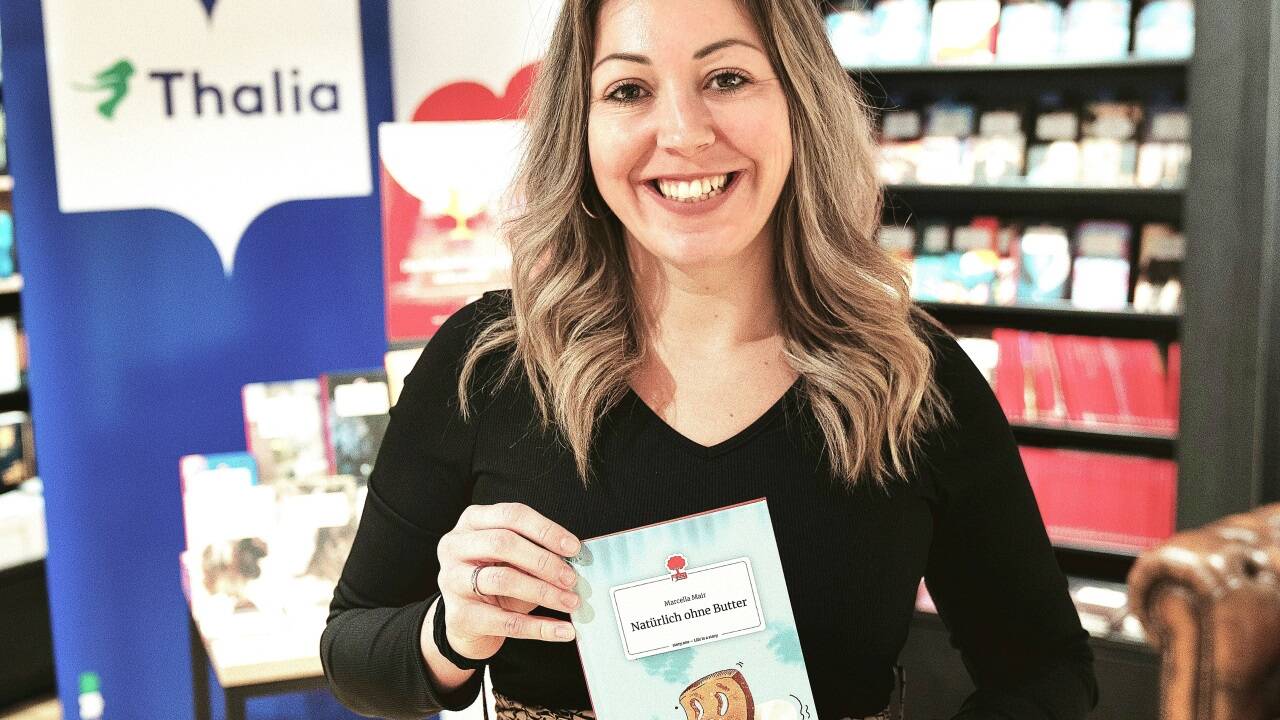 Marcella Mair beschreibt in „Natürlich ohne Butter“ wie eine berufstätige Mutter einen „geschenkten“ Tag verbringt. Marcella Mair beschreibt in „Natürlich ohne Butter“ wie eine berufstätige Mutter einen „geschenkten“ Tag verbringt.
