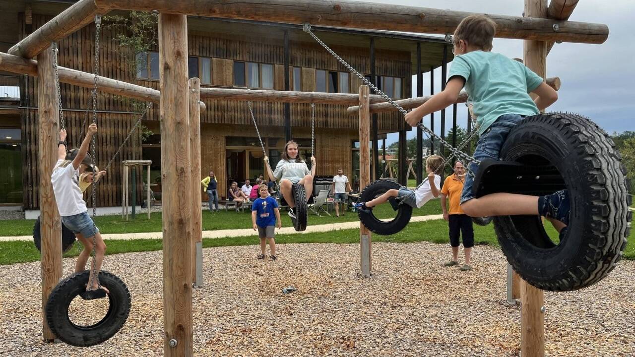 Eine Sechseckschaukel begeistert die jungen Bewohnerinnen und Bewohner der Sonneninsel. 