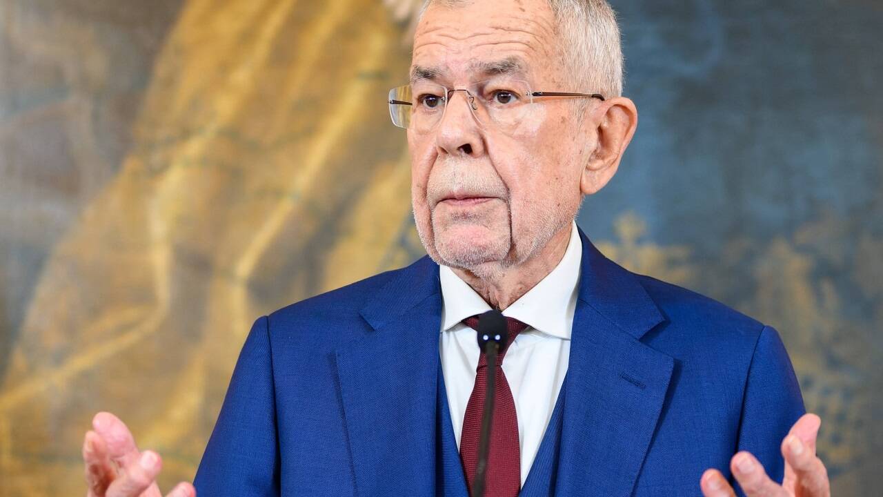 Bundespräsident Alexander Van der Bellen beauftragte am Dienstag Karl Nehammer (ÖVP) mit der Regierungsbildung. Bundespräsident Alexander Van der Bellen beauftragte am Dienstag Karl Nehammer (ÖVP) mit der Regierungsbildung.
