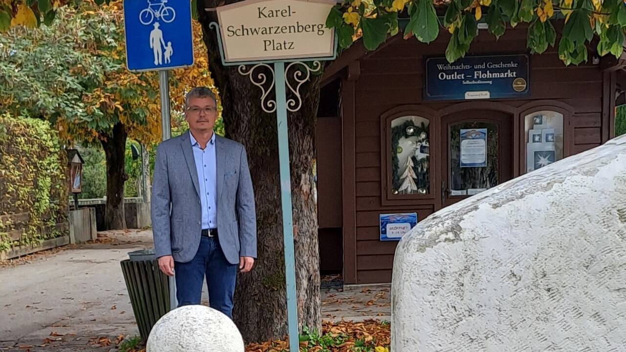 Strobls Bürgermeister Harald Humer auf dem neu gestalteten Karel-Schwarzenberg-Platz. 