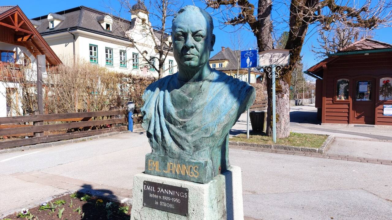 Die Jannings-Büste vor der Verlegung, links hinten die Volksschule. 