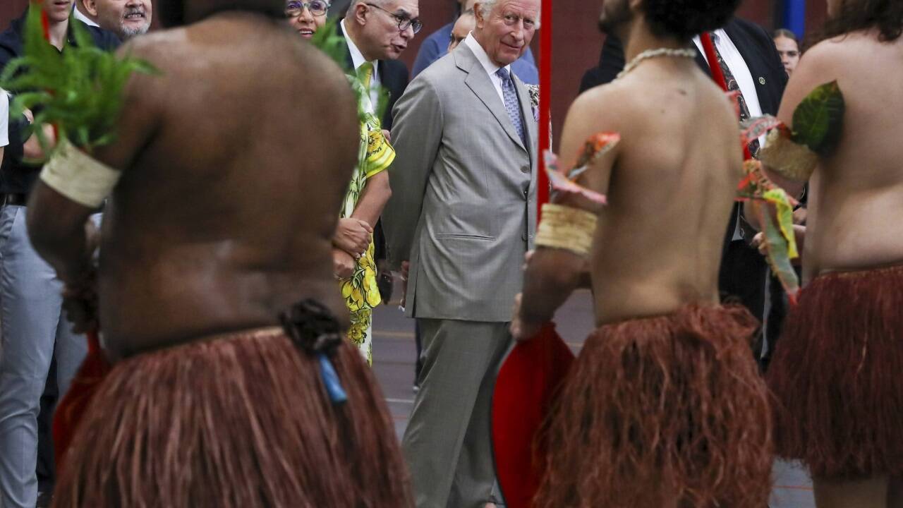 König Charles bei einer indigenen Tanzaufführung in Sydney. Die rund 980.000 indigenen Australier werden bis heute gegenüber den restlichen 26 Millionen Australiern in vielerlei Hinsicht benachteiligt. König Charles bei einer indigenen Tanzaufführung in Sydney. Die rund 980.000 indigenen Australier werden bis heute gegenüber den restlichen 26 Millionen Australiern in vielerlei Hinsicht benachteiligt.