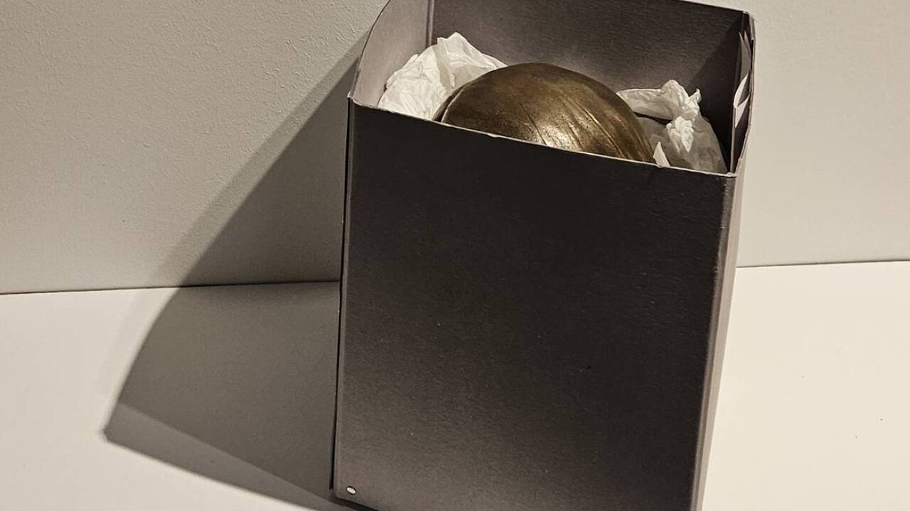„Hitlerkopf“ in Bronze, verpackt, in der Sonderausstellung „25 Jahre Dokumentation Obersalzberg 1999–2024“ auf dem Obersalzberg. 