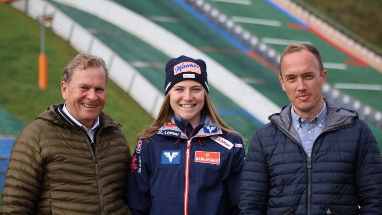 Weltcupspringerin Sara Marita Kramer mit Bürgermeister Erich Rohrmoser (l.) und Projektleiter Daniel Trixl. 
