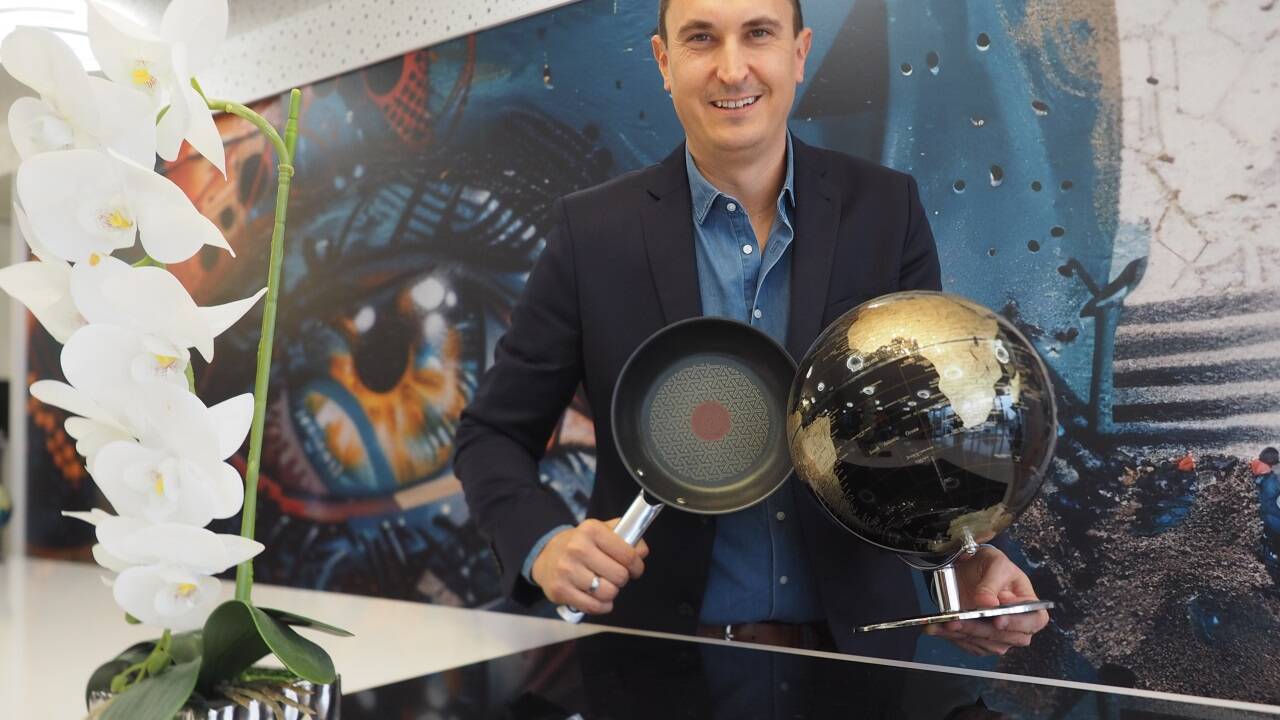 Geschäftsführer Patrick Weitzer im neuen Geo-Reisen-Eventreisebüro gegenüber dem Outletcenter. 