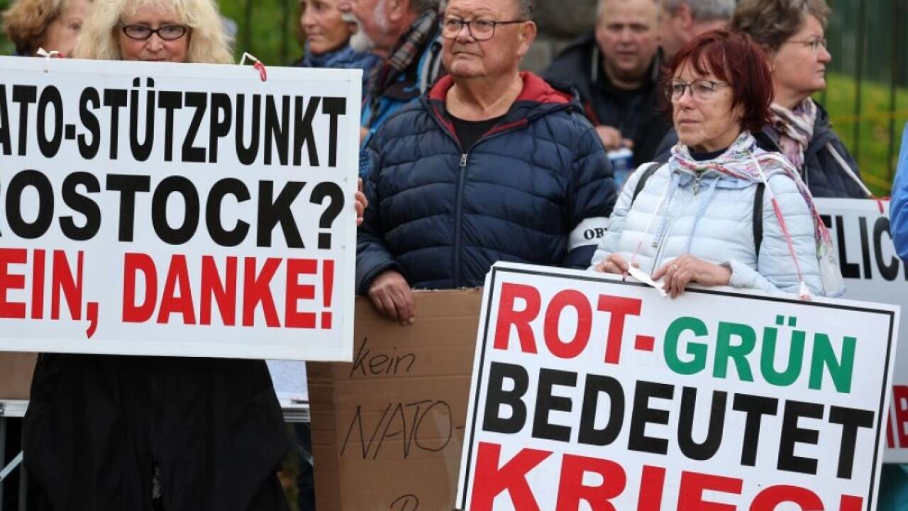 Proteste gegen Marinestützpunkt in ostedeutscher Stadt Rostock 