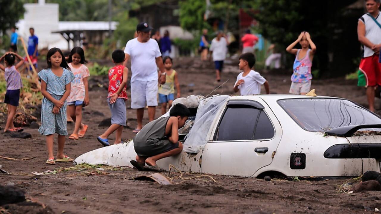 Erdrutsch durch Sturm "Trami" in Dorf bei Guinobatan-Stadt Erdrutsch durch Sturm 'Trami' in Dorf bei Guinobatan-Stadt