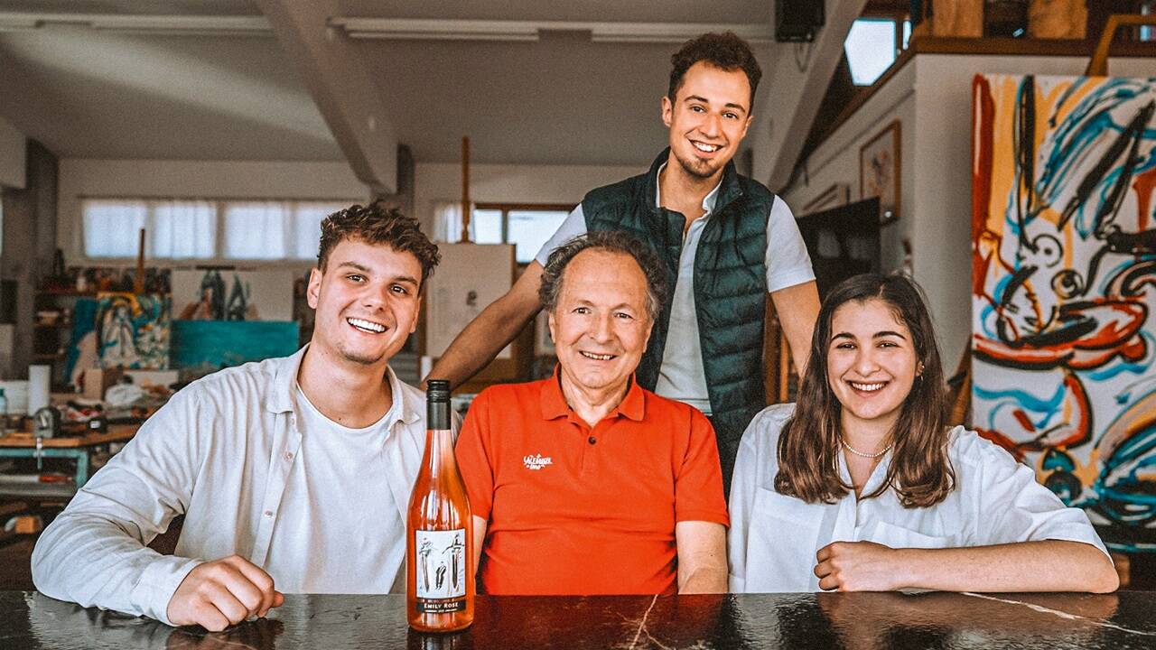 Ruben Crowder, Alexander Pablik-Widhalm und Lucia Santos (v. l.) mit dem Künstler Johann Weyringer (Bild Mitte). 