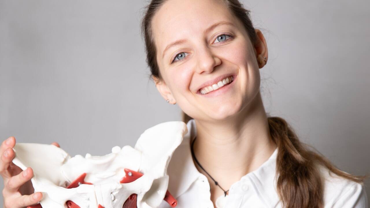 Hannah Thalhammer hat sich als Physiotherapeutin auf Endometriose spezialisiert.  
