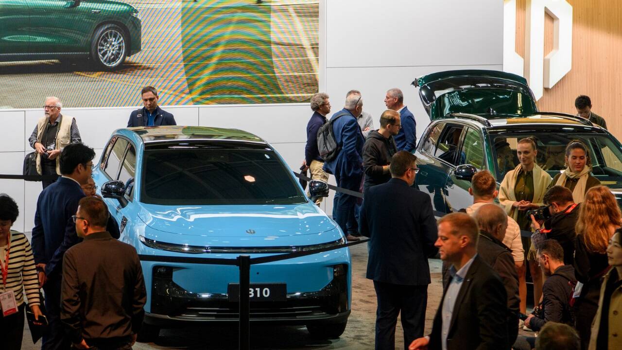 Leapmotor debütierte in Paris mit dem B10 (links), BMW stellt seiner „Neuen Klasse“ die „Vision Neue Klasse X“ zur Seite. Rechts unten: das Nutzfahrzeug-Konzept PV5 von Kia. 