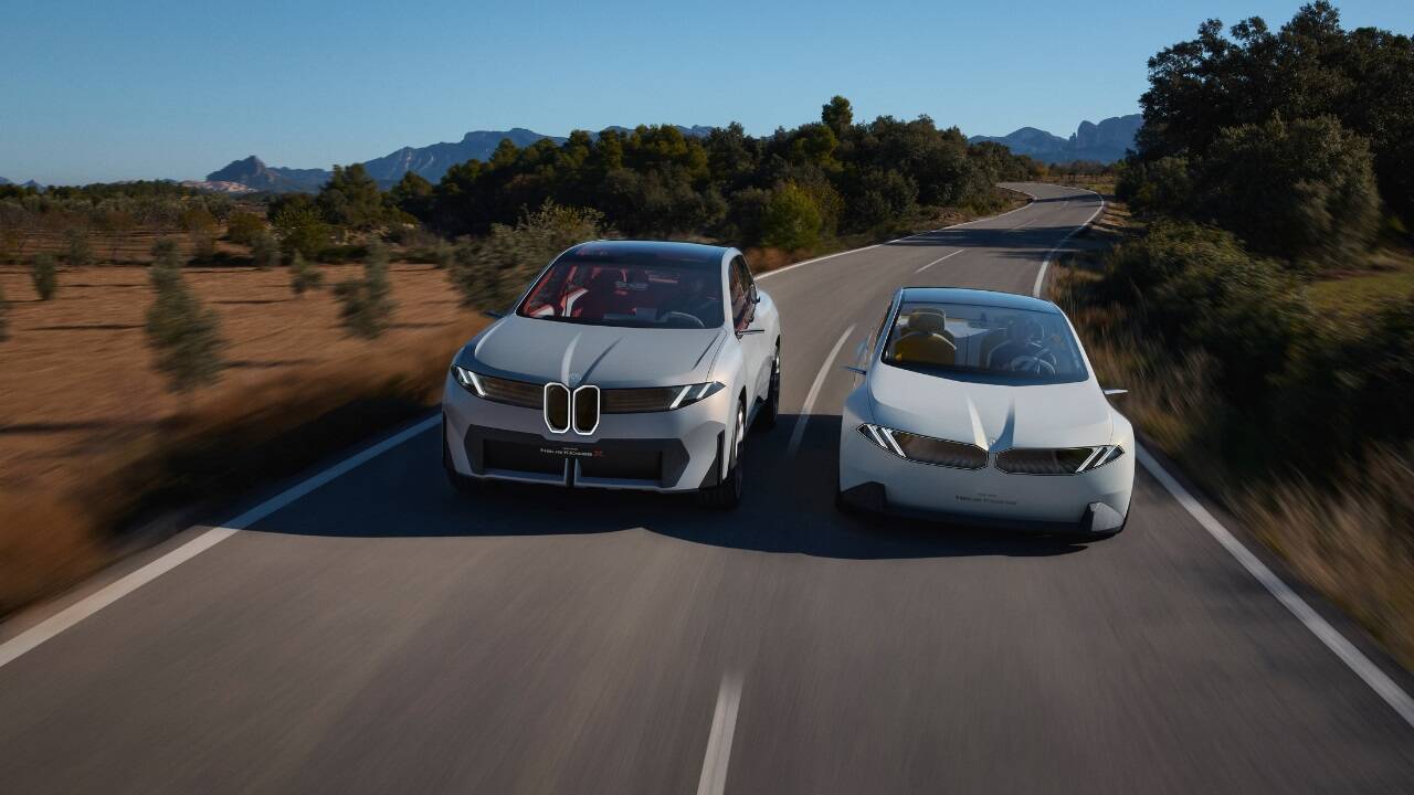 Leapmotor debütierte in Paris mit dem B10 (links), BMW stellt seiner „Neuen Klasse“ die „Vision Neue Klasse X“ zur Seite. Rechts unten: das Nutzfahrzeug-Konzept PV5 von Kia. 