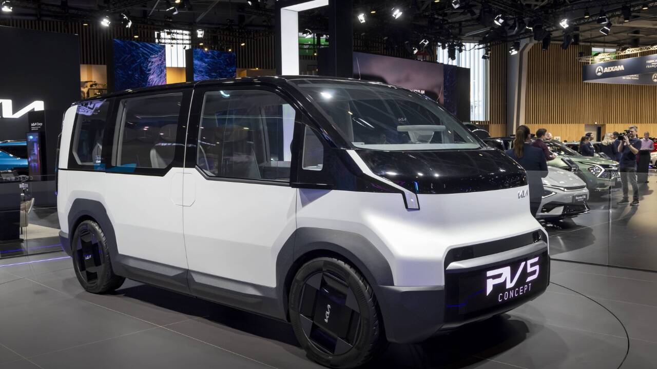 Leapmotor debütierte in Paris mit dem B10 (links), BMW stellt seiner „Neuen Klasse“ die „Vision Neue Klasse X“ zur Seite. Rechts unten: das Nutzfahrzeug-Konzept PV5 von Kia. 
