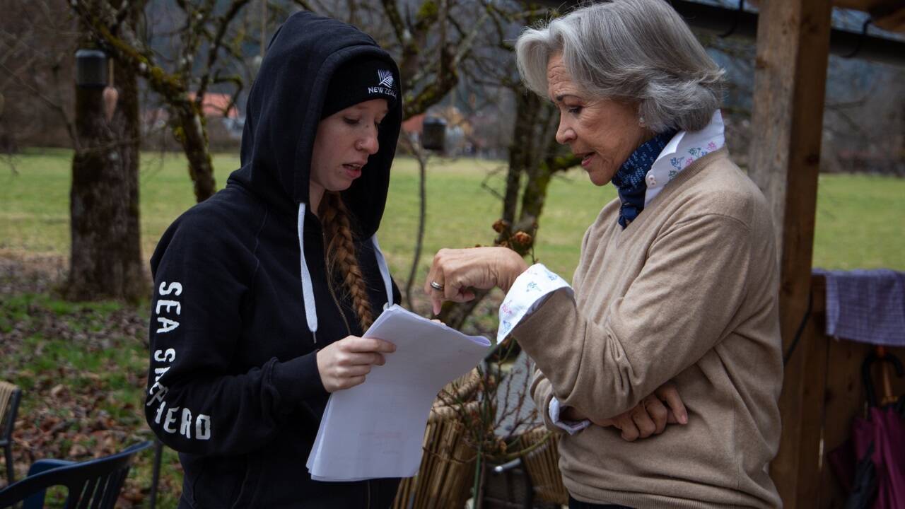 Regisseurin Natalie Dutzler mit Hauptdarstellerin Claudia Herz-Kestranek.  