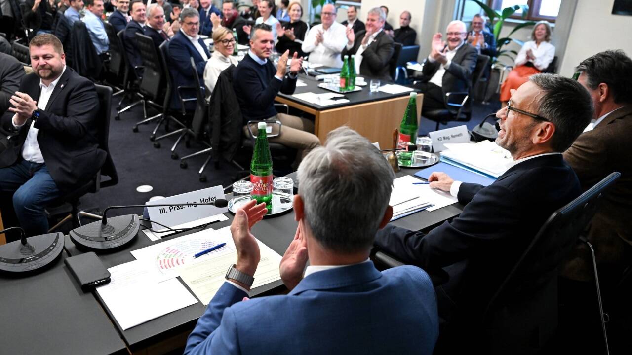 Der neue FPÖ-Klub ist ab sofort der größte Klub im neu zusammengesetzten Nationalrat. Ein Bild von der ersten Klubsitzung am Mittwoch. Der neue FPÖ-Klub ist ab sofort der größte Klub im neu zusammengesetzten Nationalrat. Ein Bild von der ersten Klubsitzung am Mittwoch.