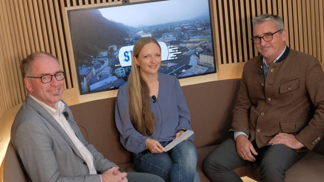 Im Format „SN auf Tour“ diskutierten (v. l.): Alexander Stangassinger (SPÖ), SN-Lokalredakteurin Karin Portenkirchner und Hans-Jörg Haslauer (ÖVP). 