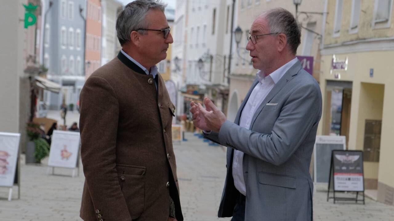 Zwei Bürgermeister, freundschaftlich uneins beim Thema S-Link: Der Oberalmer Ortschef Hans-Jörg Haslauer (l., ÖVP) und der Halleiner Stadtchef Alexander Stangassinger (r., SPÖ) haben im SN-Airstream diskutiert. 