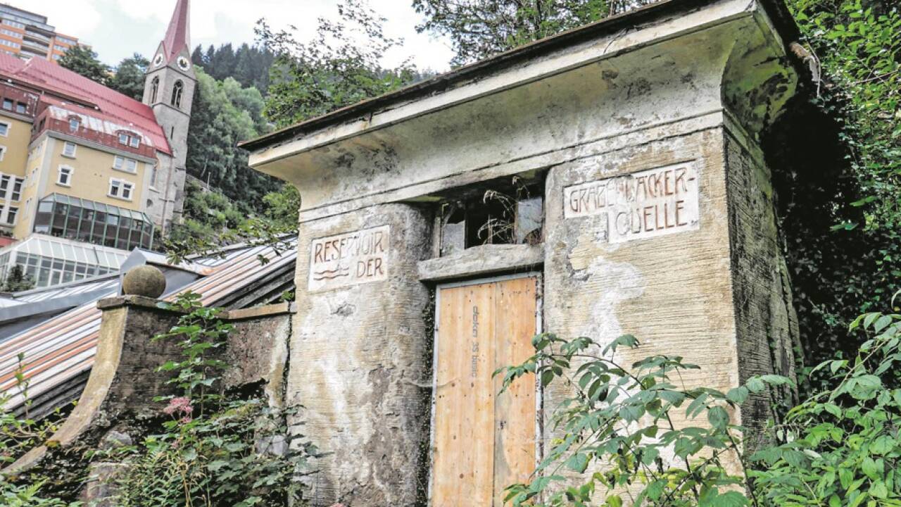 Die Grabenbäckerquelle in Bad Gastein, im Hintergrund die Preimskirche.  