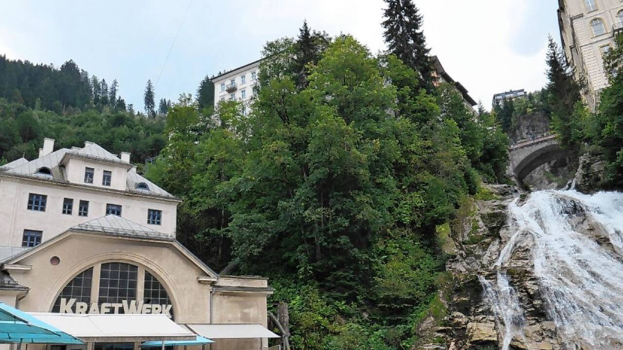 Das Café Kraftwerk am Fuß des Gasteiner Wasserfalls.  