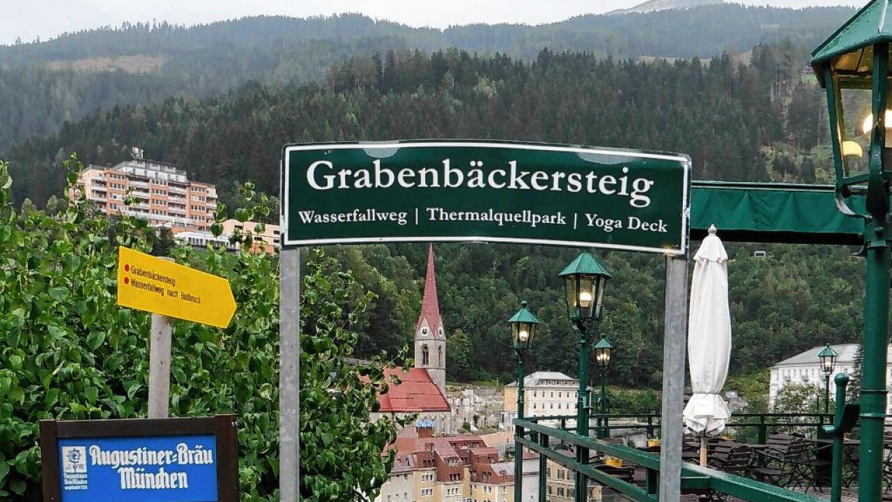 Die Grabenbäckerquelle in Bad Gastein, im Hintergrund die Preimskirche.  