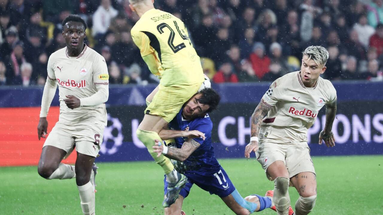 Alexander Schlager versuchte nach diesem Zusammenstoß, einen Ball zu parieren, doch er stand außerhalb des Strafraums – Rot! 