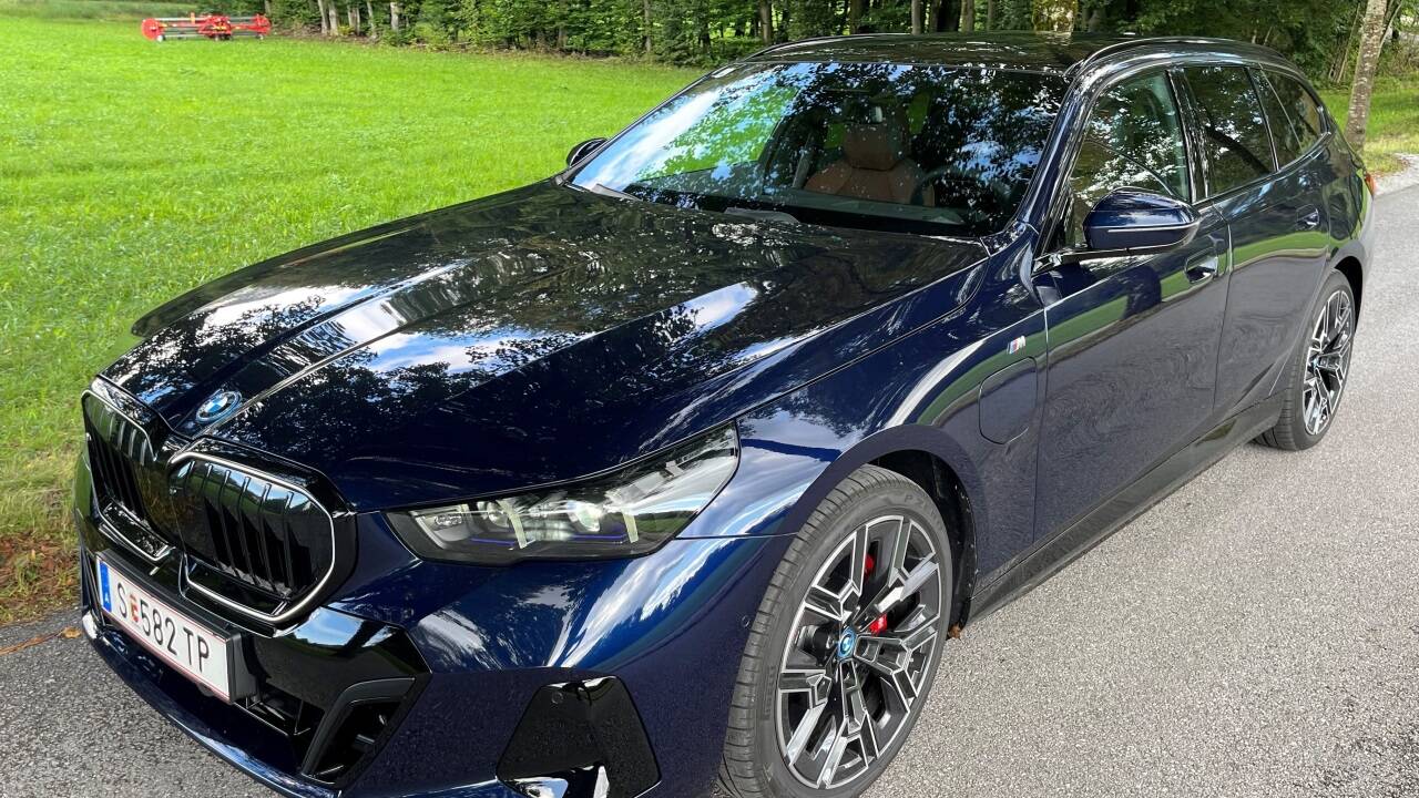Äußerlich gibt sich der Plug-in-Hybrid ganz konventionell.  