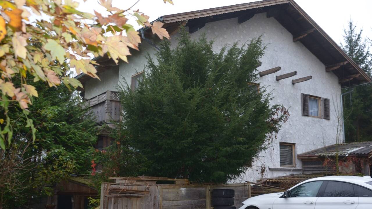 Der dringend Mordverdächtige lebte bereits seit einigen Jahren in einer Wohnung in dem Gebäude.  Das Opfer soll bei ihrem Sohn auf Besuch gewesen sein. Er wohnt seit einigen Jahren in einer Wohnung in dem Gebäude.