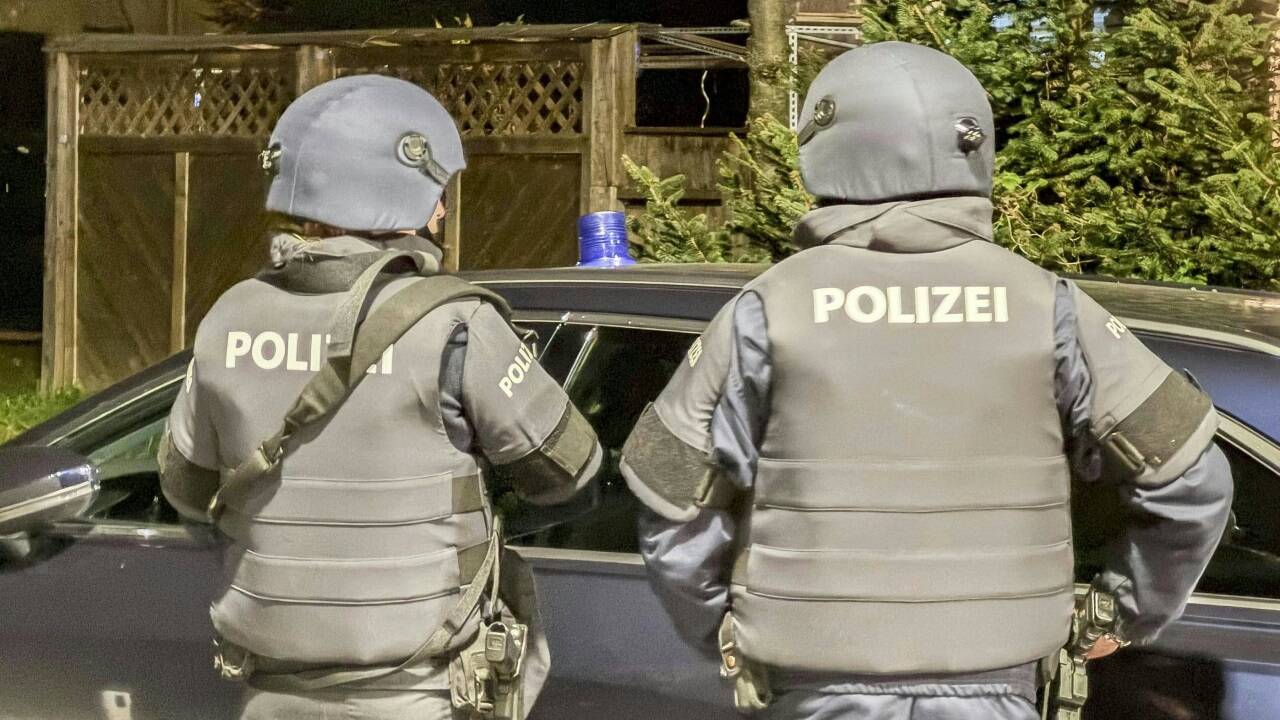 Polizeikräfte am Tatort in Adnet-Waidach.  Polizeikräfte am Tatort in Adnet-Waidach.