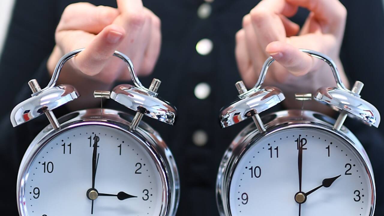 Zeitumstellung: In der Nacht auf Sonntag werden die Uhren wieder zurückgestellt. Man kann also eine Stunde länger schlafen. 
