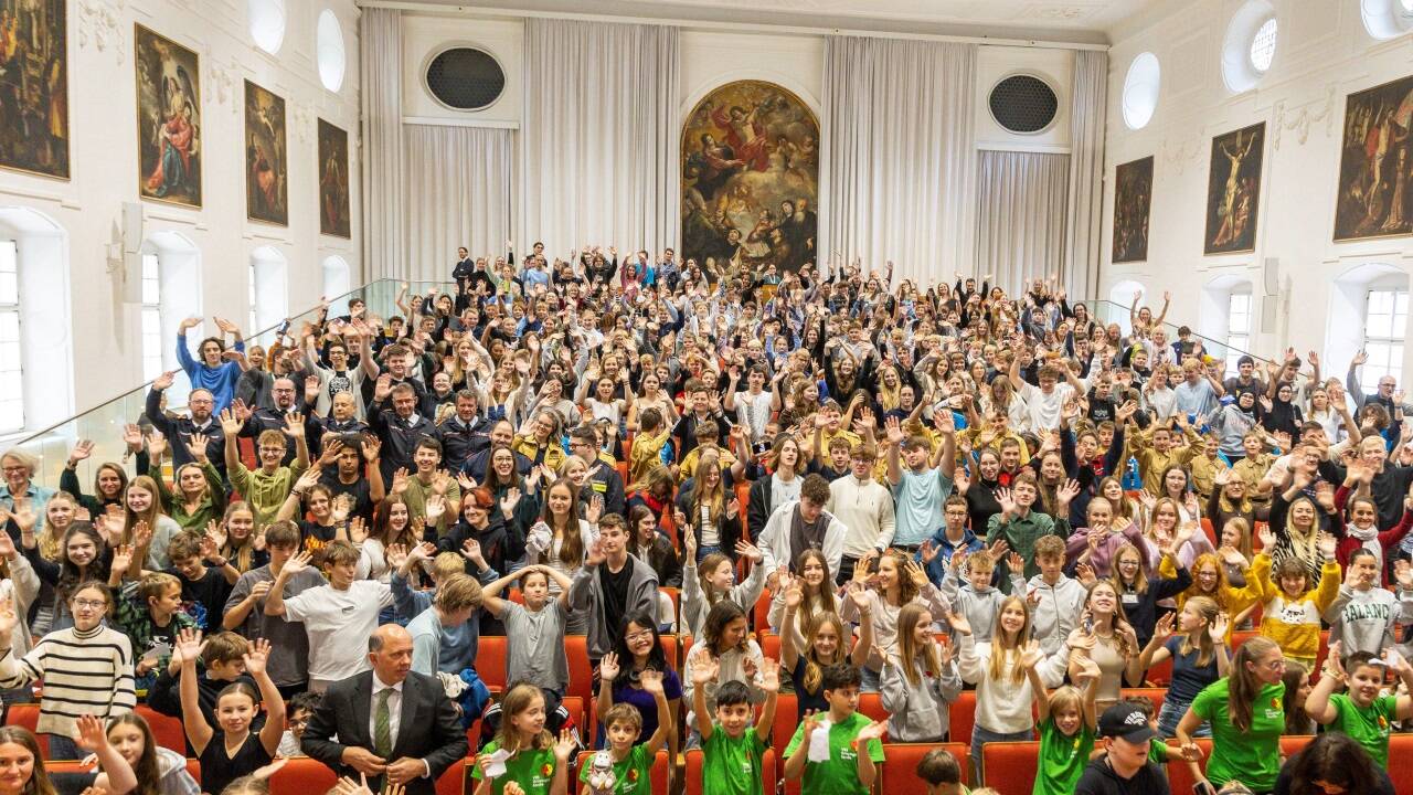 Jane Goodall sprach am Donnerstag in der Großen Aula der Universität vor einem jungen Publikum.  