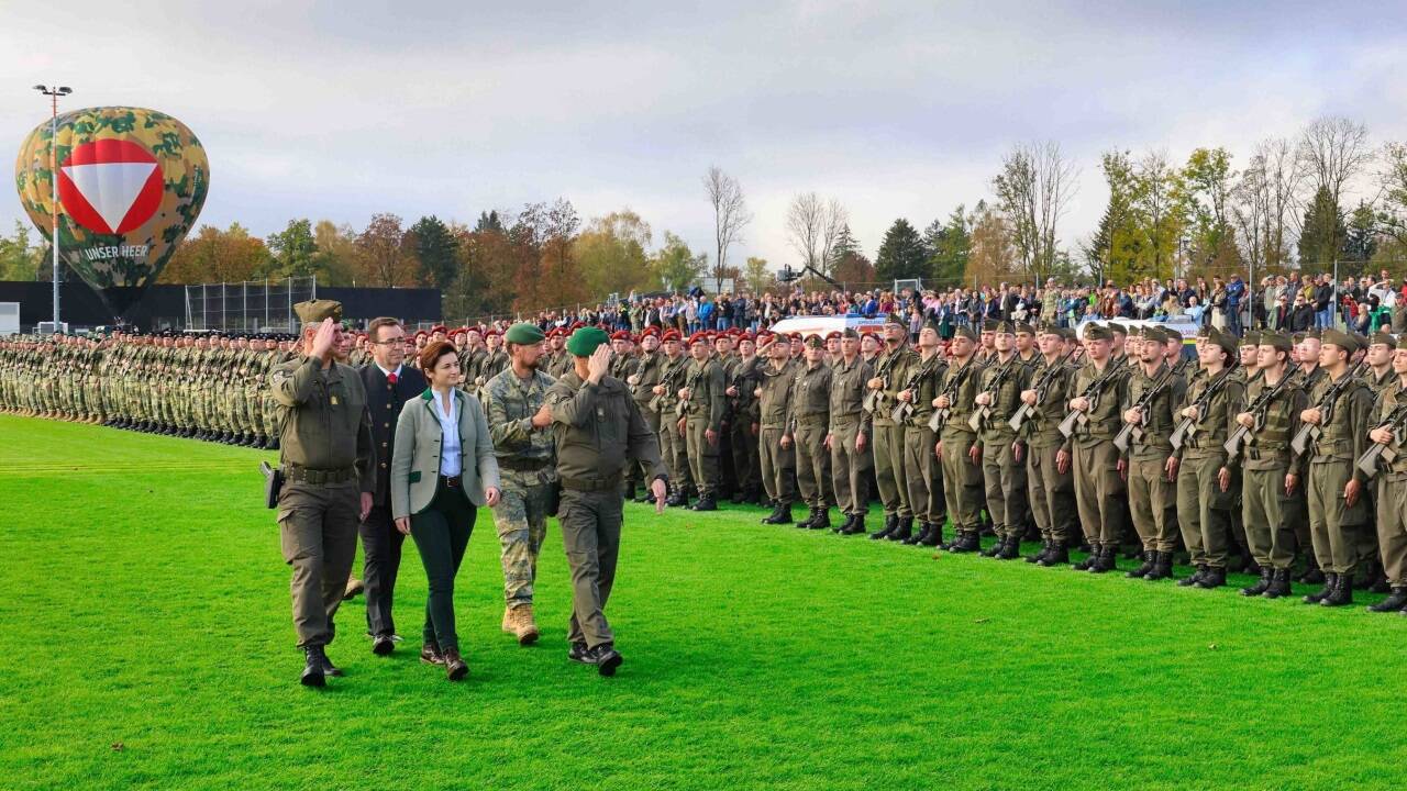 Das traditionelle Abschreiten der Front eröffnete den militärischen Festakt. 