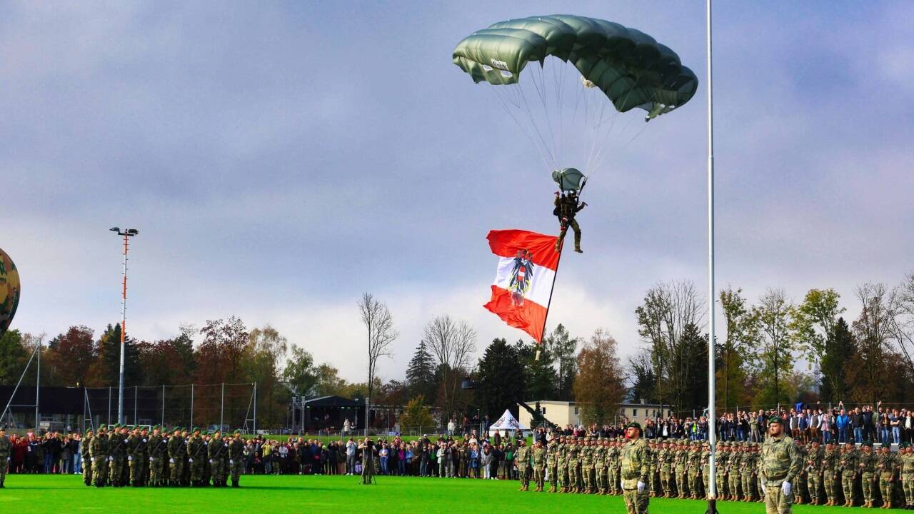 Die Dienstflagge des Bundes wird eingeflogen. 