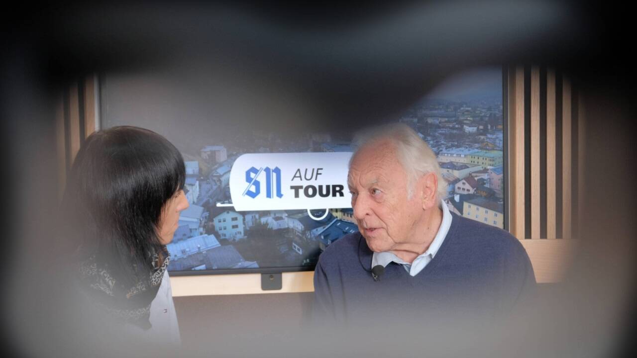 Herbert Dutka (91) im Gespräch im SN-Airstream. In den 1980er-Jahren war er für Obus und Lokalbahn verantwortlich.  