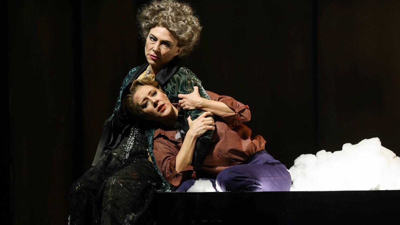 Annette Dasch als Alma, Annelie Sophie Müller als Tochter Anna  Annette Dasch als Alma, Annelie Sophie Müller als Tochter Anna