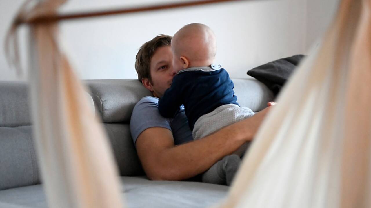 Väter verbringen weniger Zeit mit Kinderbetreuung als Mütter Väter verbringen weniger Zeit mit Kinderbetreuung als Mütter