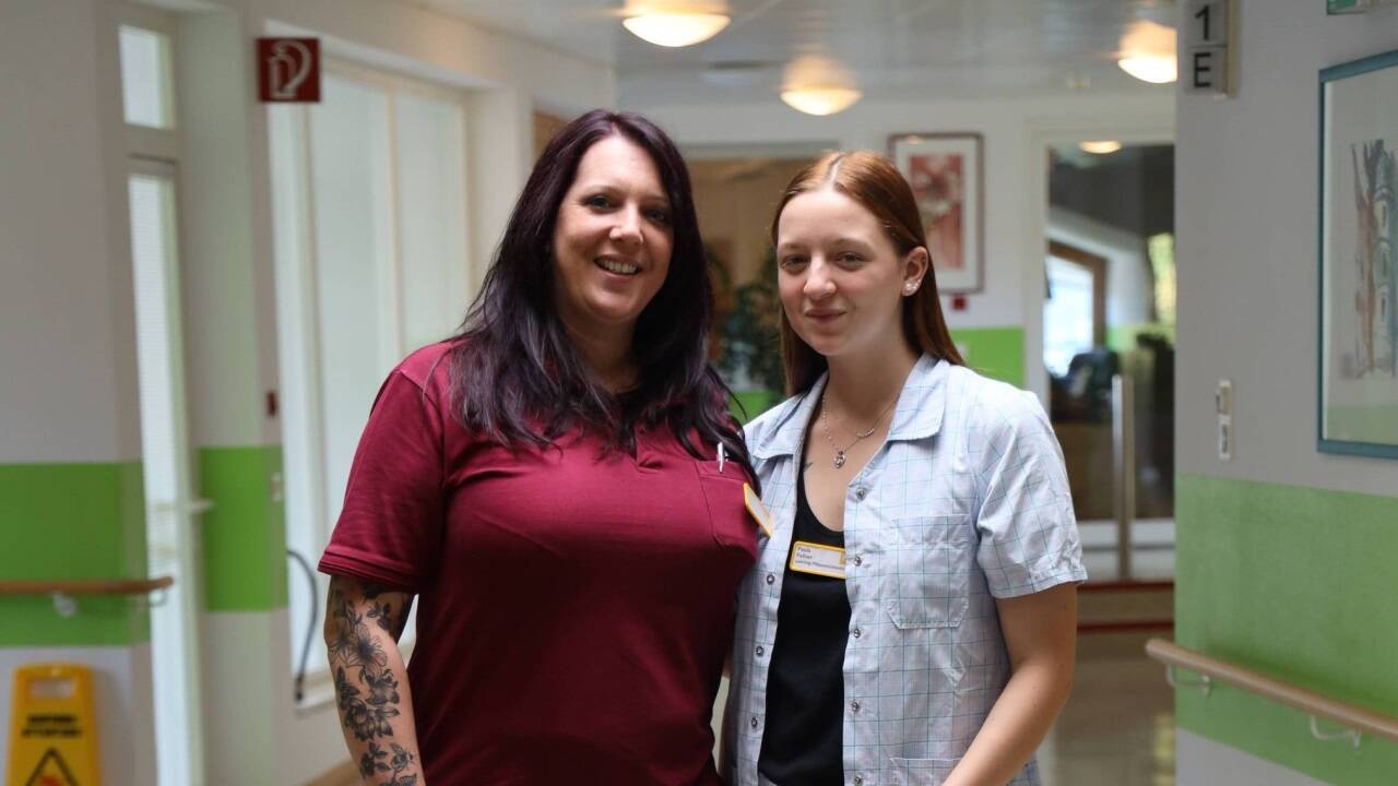 Pflegeleiterin Sabine Kucher mit Lehrling Paula Fellner.  