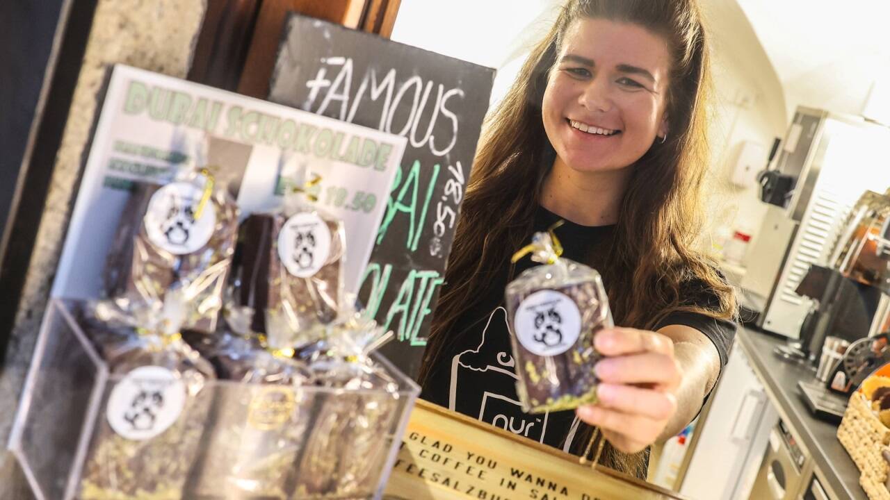 Sophie Ehrig im Nur Coffee mit der hauseigenen Dubai-Schokolade. 