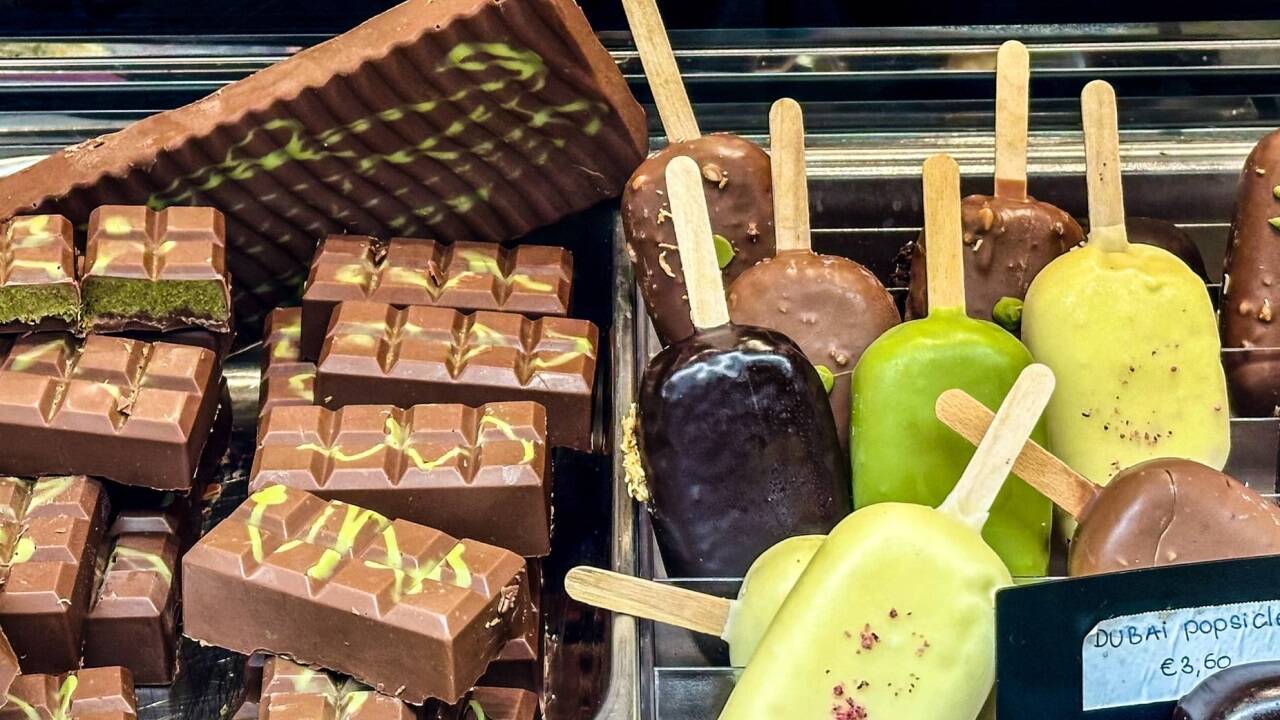 Nicht nur als Schokolade, sondern auch in Form von Eis gibt es Dubai-Schokolade im Alpz Café. 