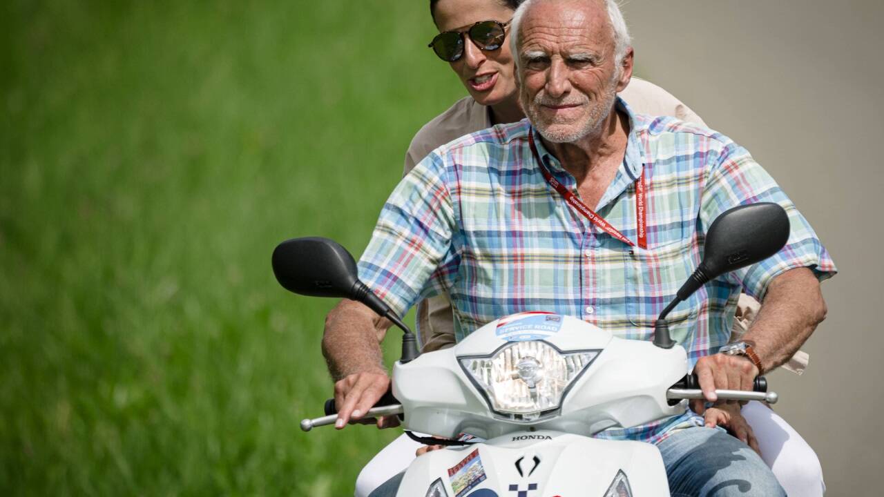 Dietrich Mateschitz und Marion Feichtner. Das Bild stammt aus 2019 – und wurde legendär. Der Red-Bull-Gründer starb im Oktober 2022.  