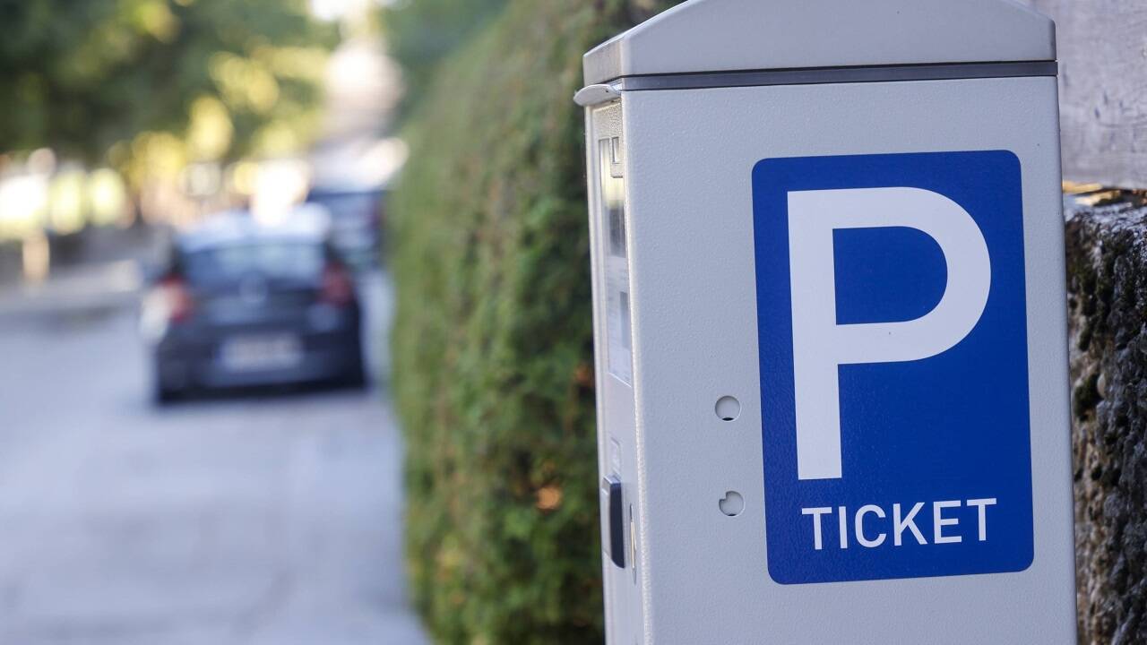 Die Parkstrafen in der Landeshauptstadt Salzburg werden nach mehr als elf Jahren wieder einmal angehoben. Die Parkstrafen in der Landeshauptstadt Salzburg werden nach mehr als elf Jahren wieder einmal angehoben.