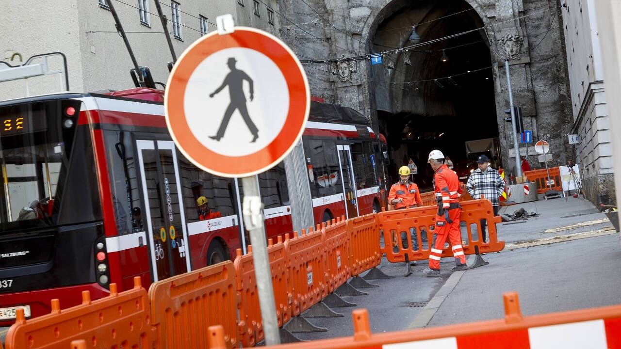 Die Baustelle beim Herbert-von-Karajan-Platz.  