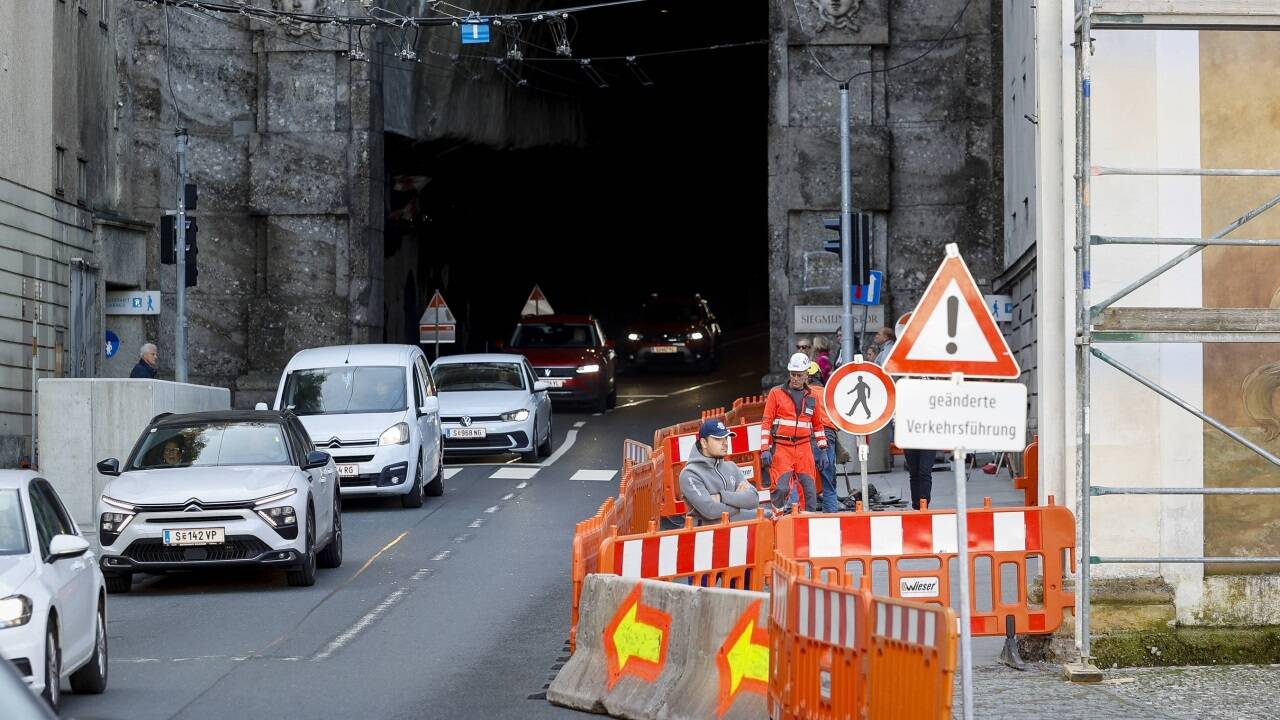 Die Baustelle beim Herbert-von-Karajan-Platz.  
