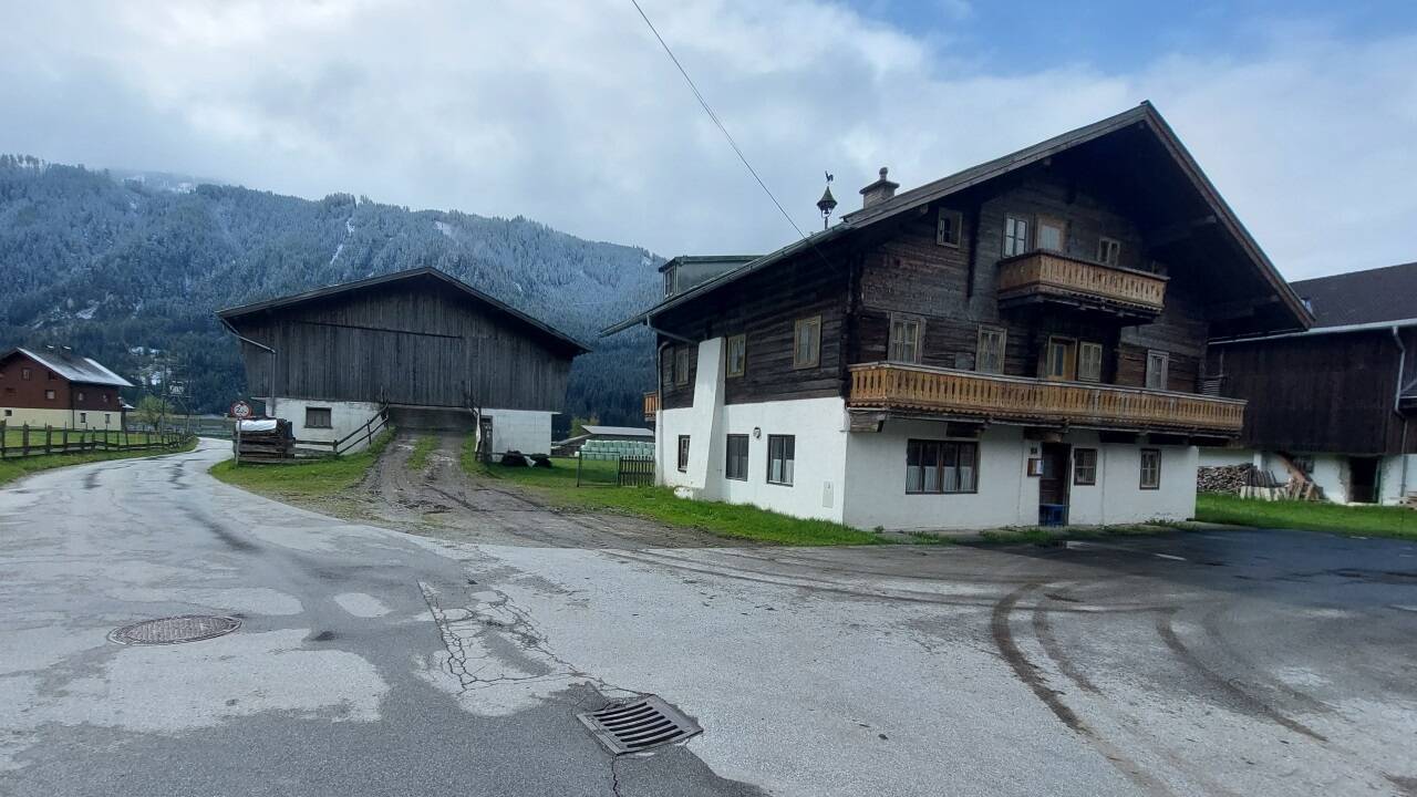 Der umstrittene Hof und links dahinter der Stall, in dem das Testament gefunden wurde. Der umstrittene Hof und links dahinter der Stall, in dem das Testament gefunden wurde.