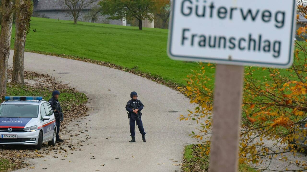 Hunderte Polizisten sind im Einsatz.   Hunderte Polizisten sind im Einsatz.
