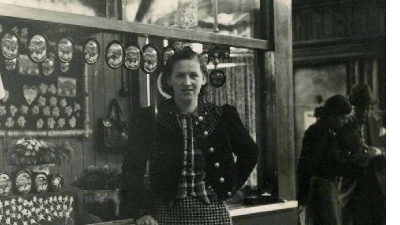 Maria Schober vor ihrem Blumengeschäft beim Salzburger Hauptbahnhof um 1940. Fotos sind überliefert, aber sonst gibt es wenige Hinweise auf ihr Leben und Wirken. 