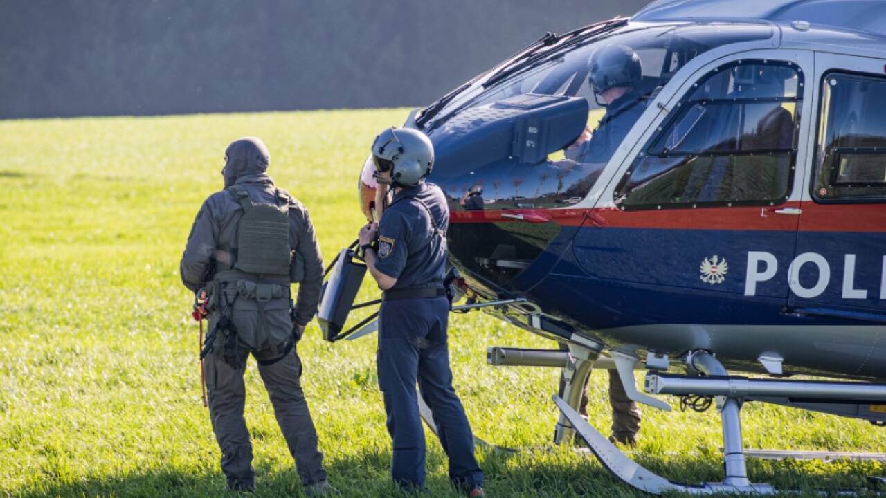 Hunderte Polizisten sind im Einsatz.   Hunderte Polizisten sind im Einsatz.