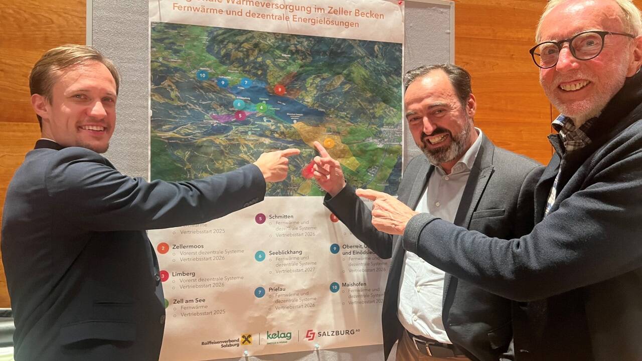 Im Rahmen der Bürgerversammlung am 22. Oktober wurde das Projekt erstmals vorgestellt. Der Zeller Ferdinand Eder (rechts, vielen noch bekannt als langjähriger führender Mitarbeiter der Schmittenhöhebahn und als Obmann der Salzburger Seilbahner) informiert sich hier bei Bernhard Sagmeister (Bildmitte) von der Salzburg AG und bei Philipp Wagner von der Kelag über die zukünftige regionale Heizmöglichkeit auf Basis erneuerbarer und klimafreundlicher Energieträger. 