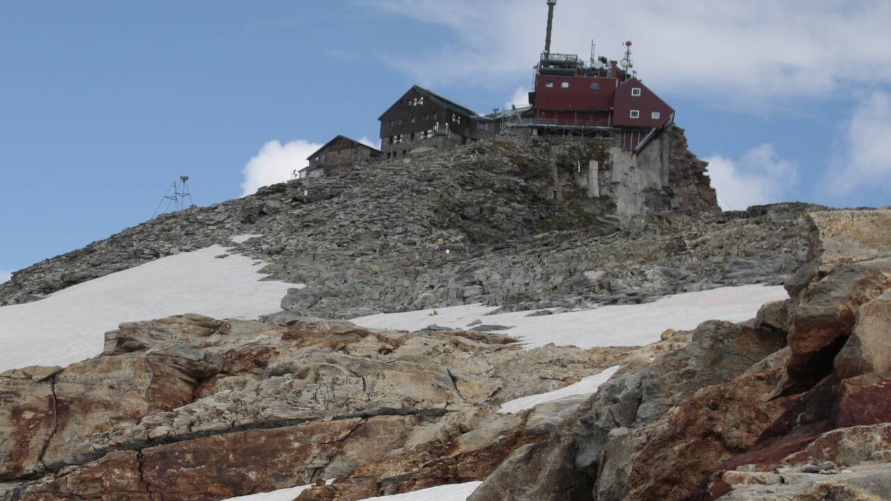 Das Zittelhaus und das Observatorium auf dem Hohen Sonnblick.  