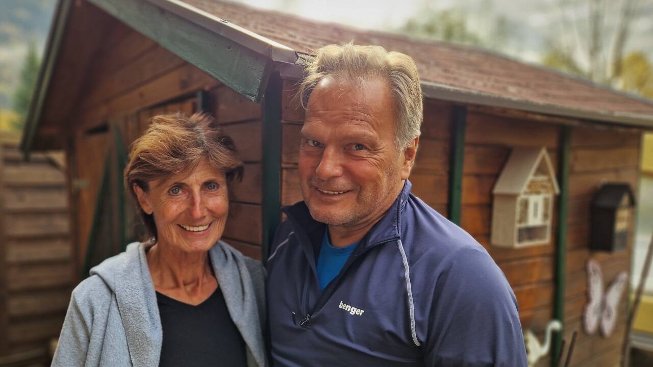 Hermi Schmiderer und Andreas Haugsberger in ihrem Garten in Zell am See.  