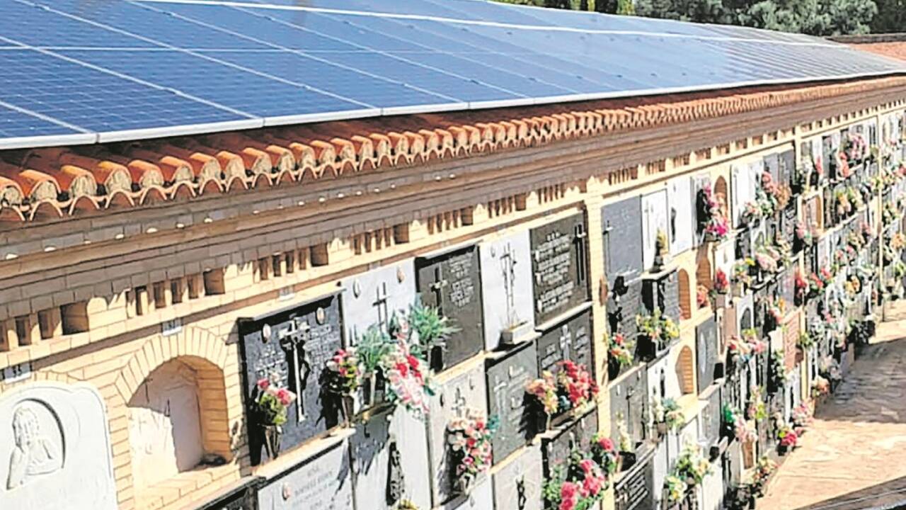 Eine Gräberwand mit Solarzellen auf dem Friedhof Campanar in Valencia. Eine Gräberwand mit Solarzellen auf dem Friedhof Campanar in Valencia.